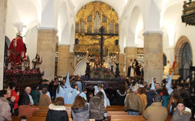La procesión del Santísimo apenas pudo asomarse a la calle