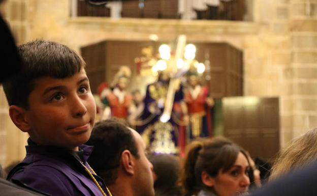 'Nuestro Padre Jesús Nazareno' corona la tarde de Viernes Santo, a pesar de la lluvia