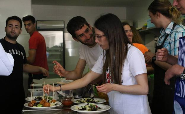 18 jóvenes se forman como ayudantes de cocina en el curso de la Cámara de Comercio