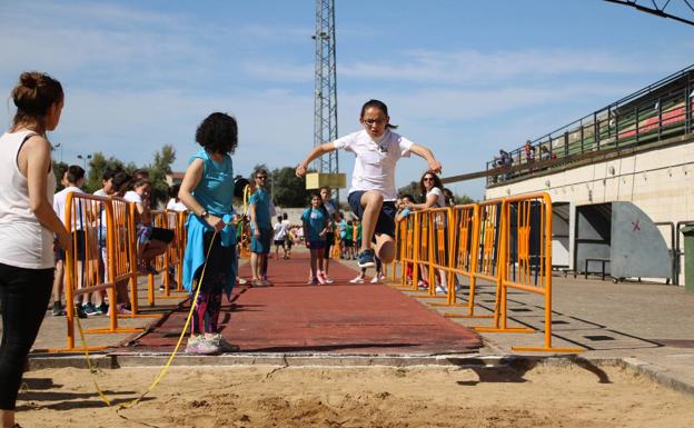 Más de 750 escolares disfrutan del deporte en la IV Convivencia Deportiva de Centros de Primaria