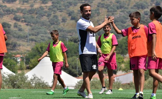 El campus 'Paco Peña' afronta su 5ª edición apostando por el fútbol como herramienta de educación