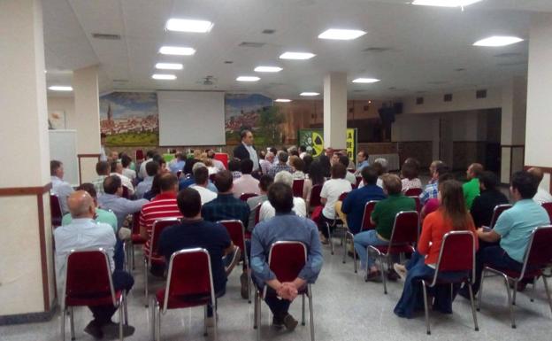 El profesor Santiago López García habla a empresarios de la comarca sobre recursos naturales y la explotación minera