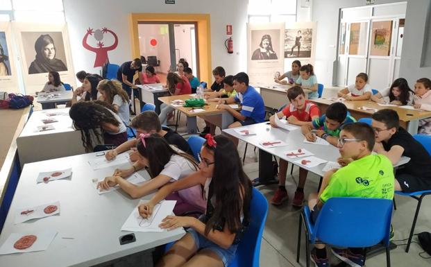 Los más pequeños aprenden sobre Arqueología y Momificación en el ECJ con el Instituto de Estudios del Antiguo Egipto