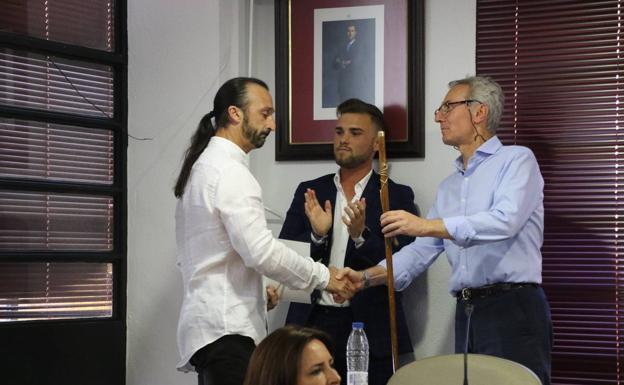 Juan Carlos Santana toma posesión como alcalde de Jerez de los Caballeros entre abucheos
