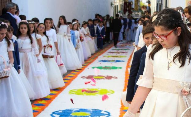 6.000 kilos de sal teñida de colores alfombrarán las calles de Jerez en la festividad del Corpus
