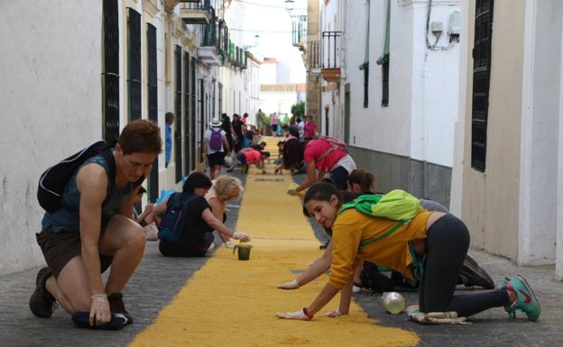 Las alfombras de sal embellecen y llenan de color las calles de Jerez con motivo del Corpus Christi