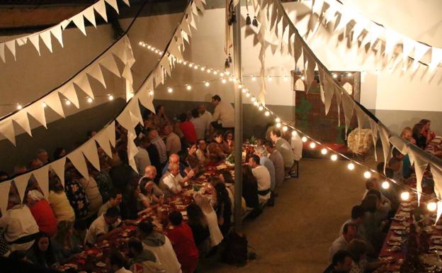 Más 130 personas disfrutan de un festín medieval en el Palacio de 'Los Guzmanes' con 'Euexia Rural'