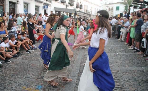 La participación popular exhibe la gran identidad del Festival Templario en su desfile inaugural