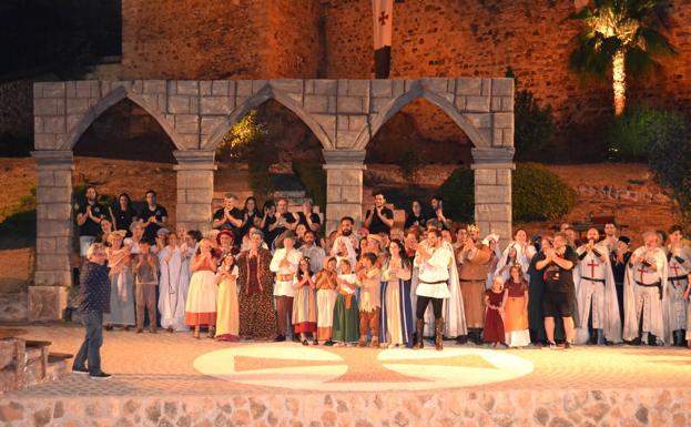 Aplausos para expresar la admiración a los vecinos que protagonizan 'El último templario de Xerez'