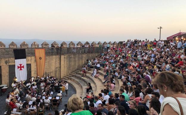 La Asociación Musical Jerez corona con su música el cierre del XVI Festival Templario
