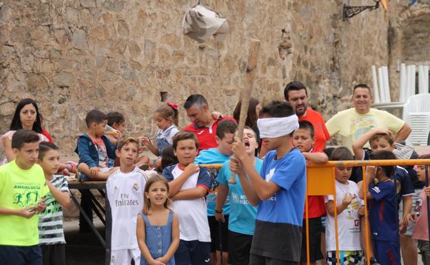 El barrio de Santiago se viste de fiesta y brinda sabores populares para celebrar su tradicional 'velá'
