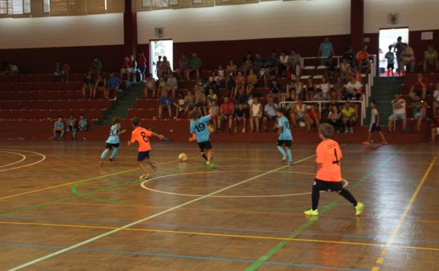 Más de cien niños participan desde ayer en el Torneo de Fútbol sala para categorías inferiores
