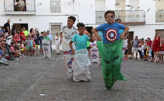 Los juegos populares y 'Licor 43' llenan de tradición y música la primera jornada de la «velá» de 'Santa Catalina'