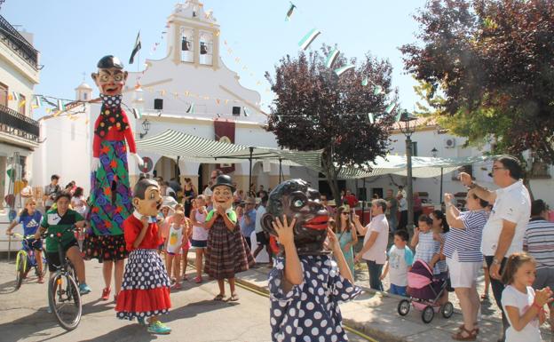 El barrio de los Mártires ya luce engalanado para celebrar su tradicional 'velá' este fin de semana