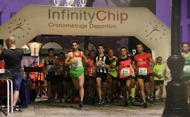Manuel Gómez y Tina María Ramos, vencedores de la V Carrera Popular Nocturna 'Recorriendo el Medievo'