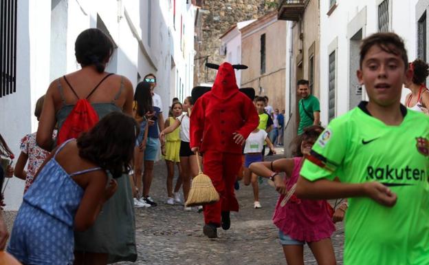 La ancestral 'Salida del diablo' envuelve de simbología y tradición la festividad del patrón, San Bartolomé