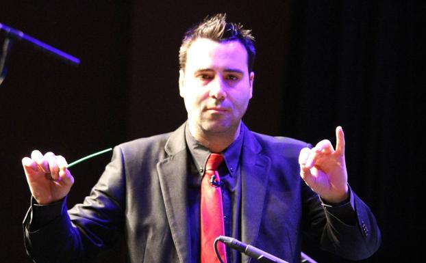 «Lo que siempre intento inculcar a todo aquel que dirijo es que sientan amor por la música»
