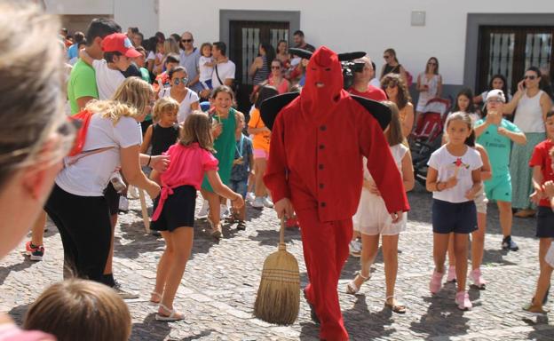 La emoción y la diversión envuelven la tradicional 'Salida del diablo'