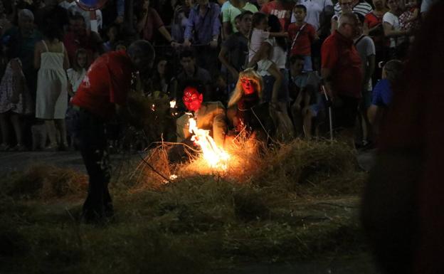 La tradición y el fuego impregnan de magia y simbolismo la 'quema del rabo del diablo'