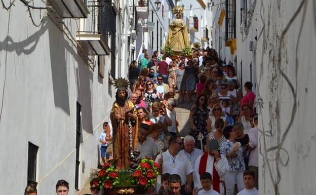 El 'Barrio Alto' continúa de fiesta con la procesión del Patrón y los juegos populares