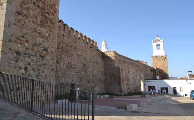 El Ayuntamiento recepciona la obra del lienzo de muralla, un espacio abierto al disfrute de vecinos y visitantes