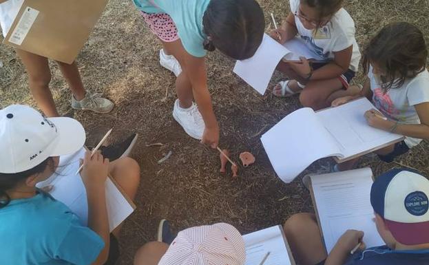 Los más pequeños se convierten en arqueólogos por un día gracias al V Campamento Turístico