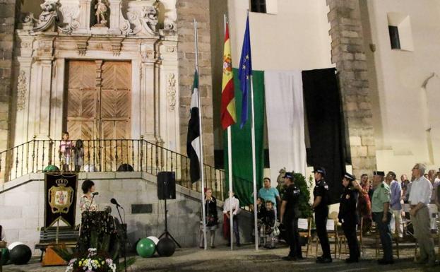 Reivindicaciones, reconocimientos y emociones marcan el acto institucional por el 'Día de Extremadura'