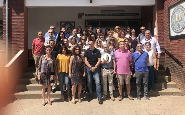 Antiguos alumnos del Instituto 'Ramón Carande' se reúnen con varios de sus profesores 35 años después