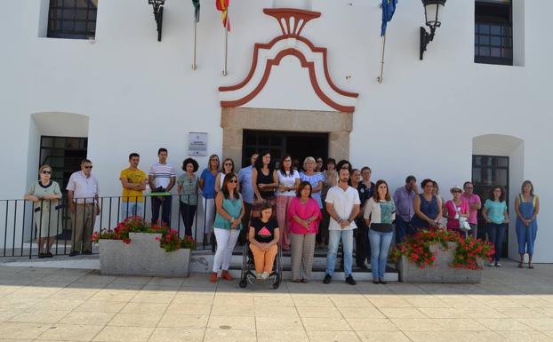 Minuto de silencio a las puertas del Ayuntamiento de Jerez por el triple asesinato de Valga