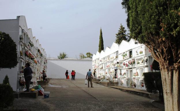 El cementerio se llena este puente de personas que acuden a honrar la memoria de sus seres queridos