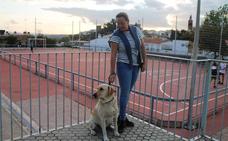 Pura Zambrano consigue autorización del Ayuntamiento para utilizar con su perro los espacios e instalaciones municipales