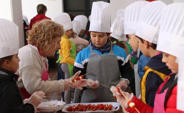 Pequeños y mayores vuelven a unirse por una buena causa en la 'III Tapa Solidaria'