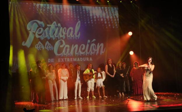 Patricia Berbel, micrófono de oro en el Festival de la Canción de Extremadura 2019