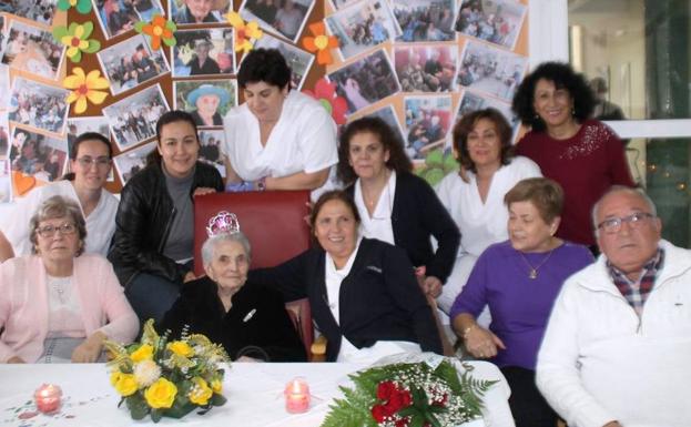 Pilar Sotomayor celebra su 100 cumpleaños rodeada de afecto en la Residencia Hernando de Soto