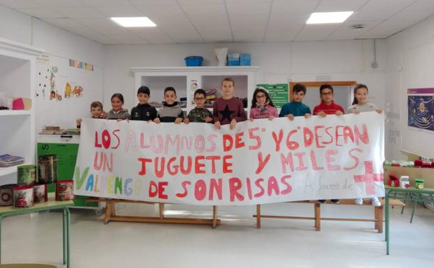 Los alumnos del colegio 'Ntra. Sra. de La Paz' de Valuengo realizan un puesto solidario a beneficio de Cruz Roja