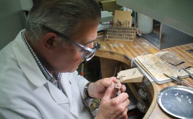 Un minucioso trabajo artesanal para crear un anillo de alta joyería