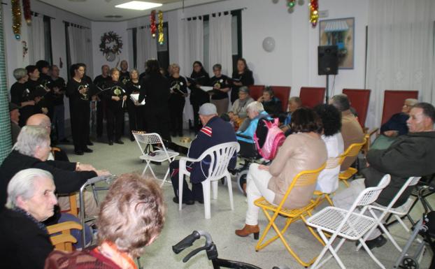La Residencia Hernando de Soto se llena de ambiente navideño con la actuación de coros y recitales