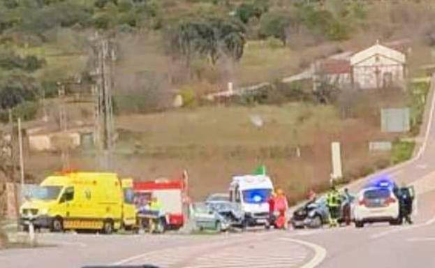 Cinco afectados en una colisión frontal entre dos vehículos en Jerez de los Caballeros