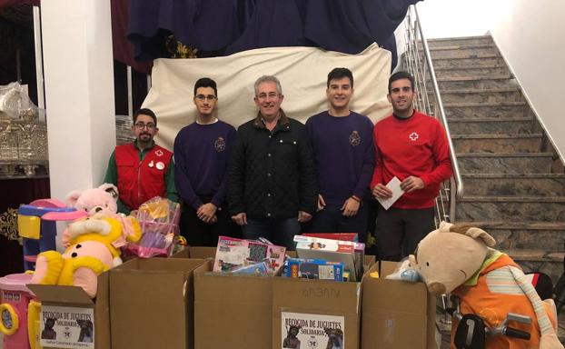 El Grupo Joven del Coronado entrega a Cruz Roja los juguetes recabados en su recogida solidaria