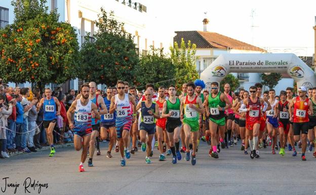 Gran éxito del Cross San Silvestre Burguillano con homenaje al atleta jerezano Manuel Gómez Lucas