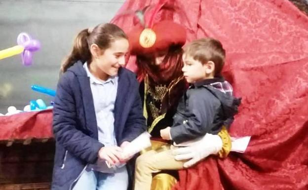 El Cartero Real visita Jerez y sus pedanías para recoger las cartas de reyes de los más pequeños