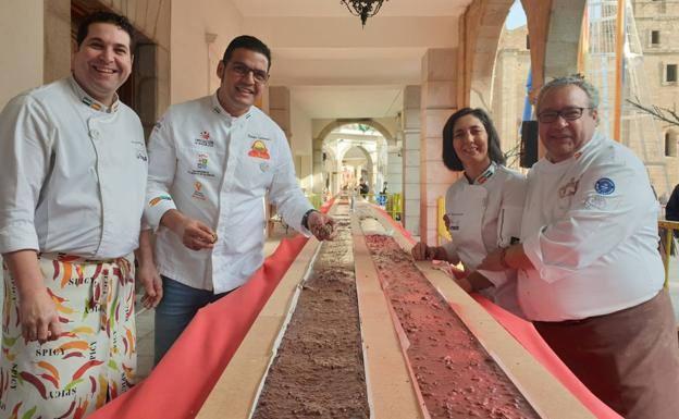 Un turrón de récord en Villanueva de la Serena con colaboración jerezana