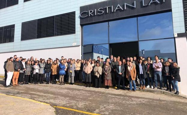 Minuto de silencio de los trabajadores de Cristian Lay en apoyo a las víctimas y compañeros de Iqoxe