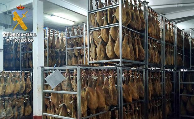 El SES inmoviliza casi 25.000 jamones con trazabilidad irregular en la empresa Monteporrino de Salvaleón