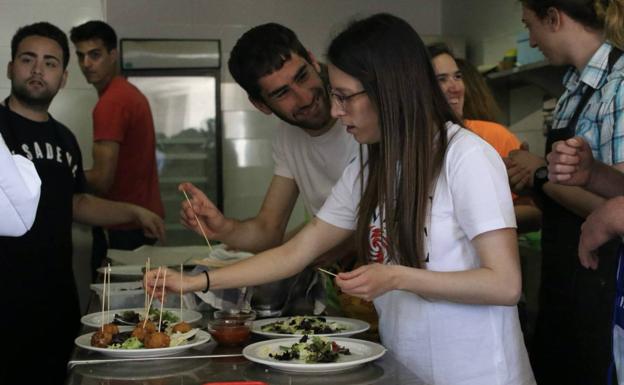 Jerez acoge los cursos 'Manicura, pedicura y uñas artificiales' y 'Ayudante de Cocina'