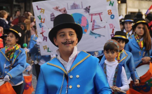 Espectacular desfile de los centros educativos para inaugurar el Carnaval jerezano