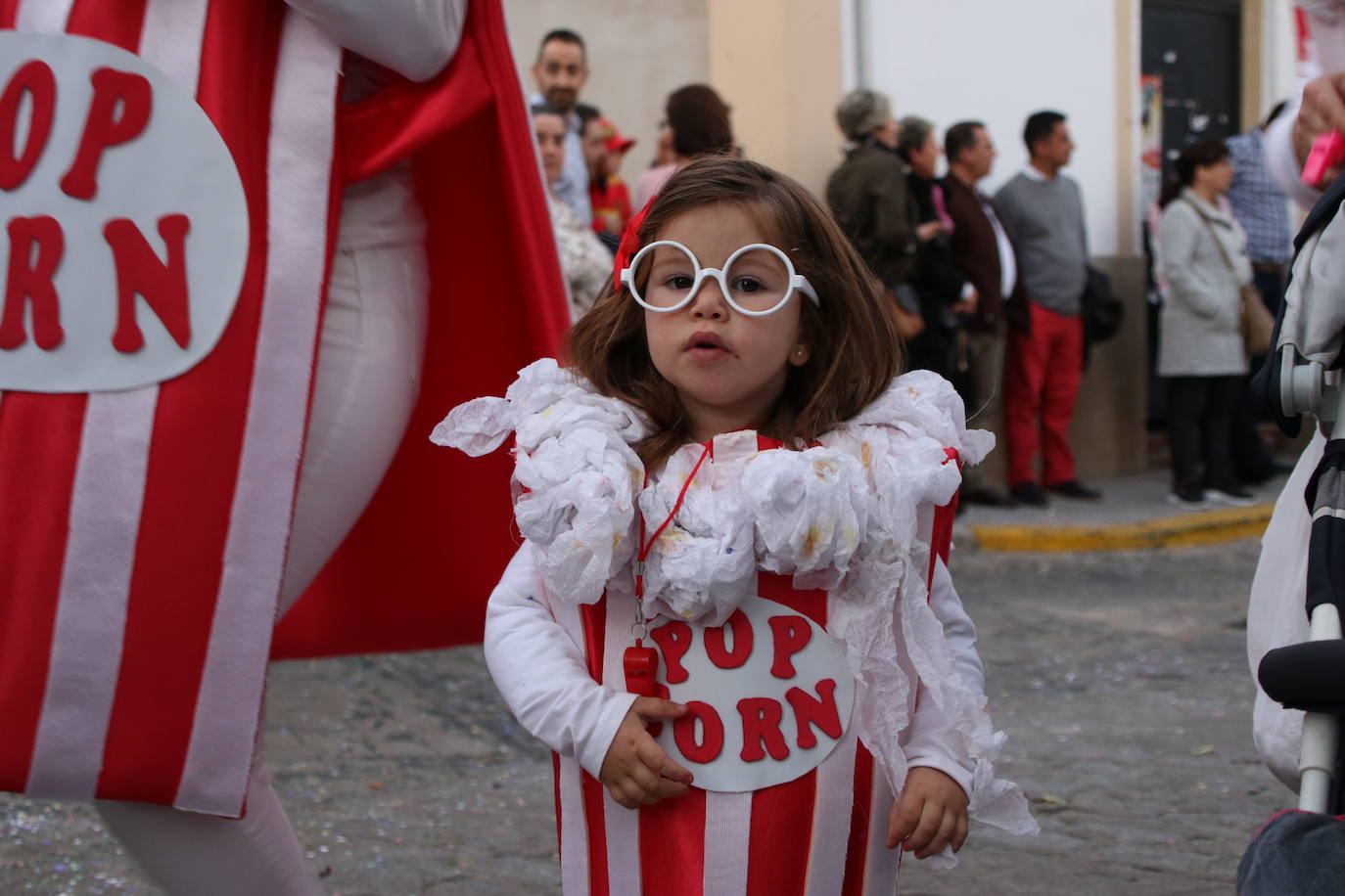 El desfile de Carnaval tiñe de color y alegría las calles de Jerez