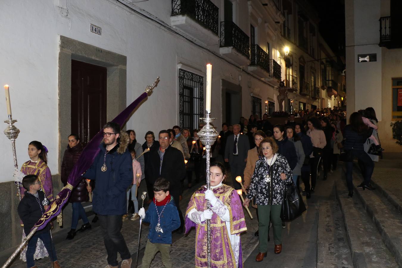 Numerosos fieles acompañaron el Solemne Traslado con velas encendidas