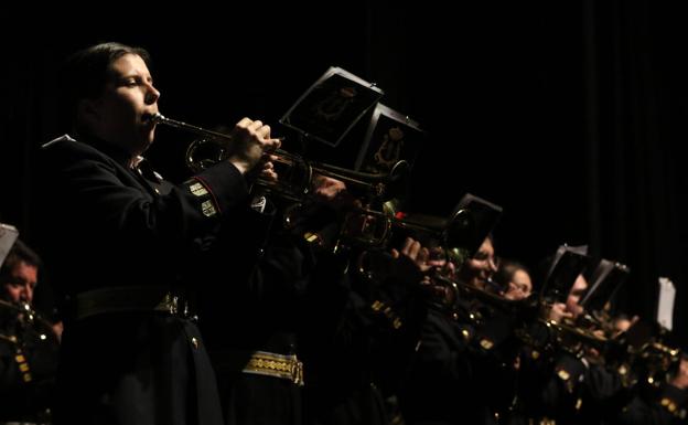 La solidaridad vuelve a unir, sobre el escenario del cine Balboa, a las bandas jerezanas en vísperas de Semana Santa