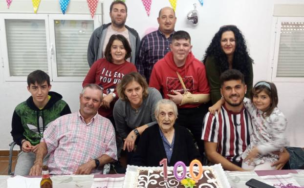 Remedios Mulero Chamorro, natural de Fregenal y vecina de La Bazana, cumple 100 años